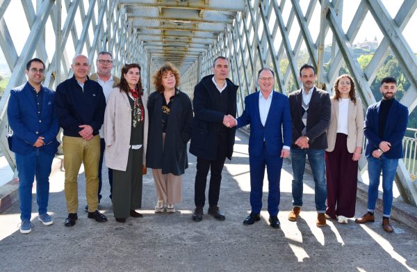 políticos a darem as mãos na ponte de Tui