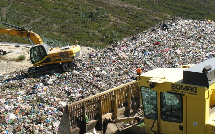 aterro em penafiel com escavadoras a trabalhar