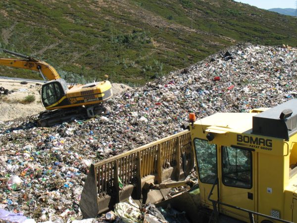 aterro em penafiel com escavadoras a trabalhar