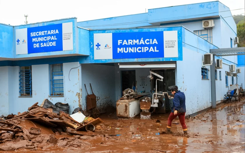 imagem de rua cheia de lama na entrada duma farmácia municipal no brasil