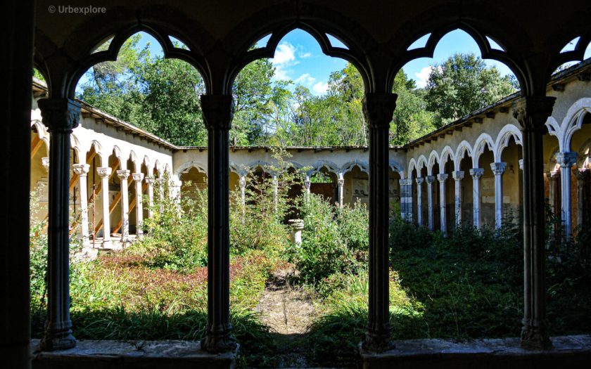 imagem dum claustro abandonado