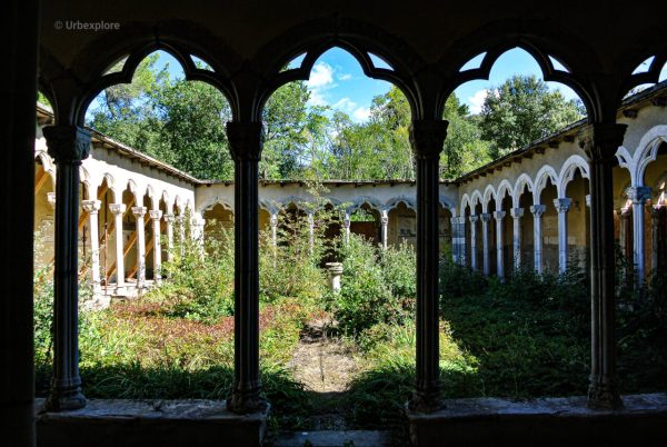 imagem dum claustro abandonado