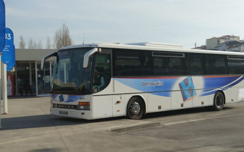 autocarro da empresa estacionado