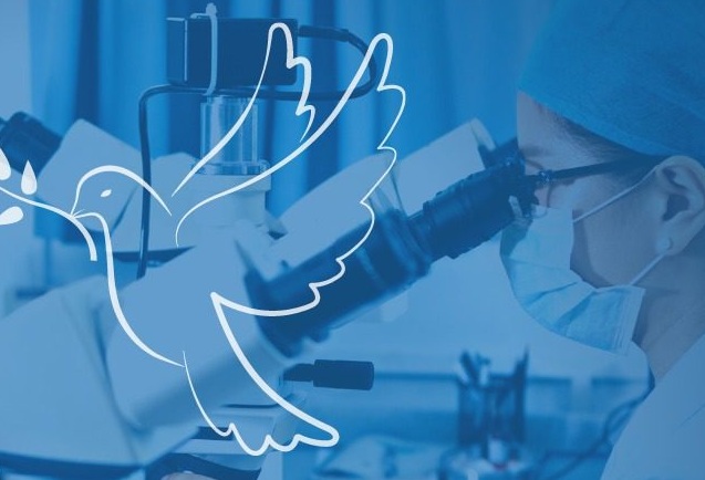 imagem de pomba por cima de imagem de cientista a olhar para um microscópio