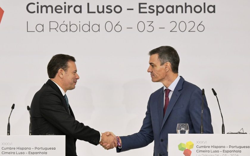 PM português e presidente espanhol num aperto de mãos