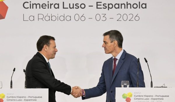 PM português e presidente espanhol num aperto de mãos