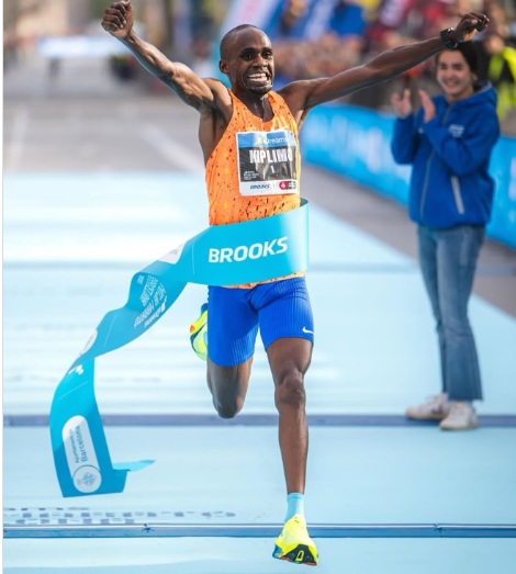 Jacob Kiplimo a quebrar a fita da meta
