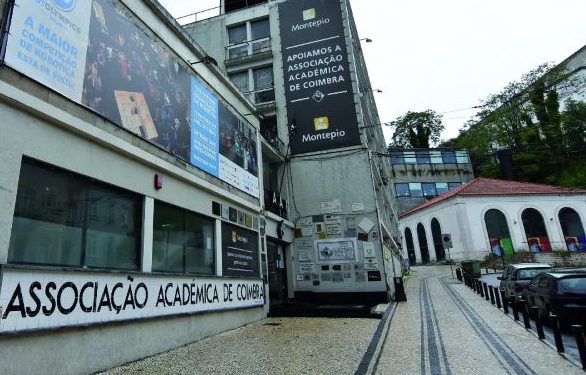 Entrada da Académica de Coimbra em dia nublado