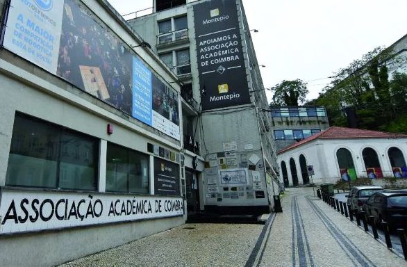 Entrada da Académica de Coimbra em dia nublado