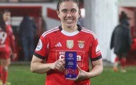 a Pauleta a sorrir com um troféu na mão