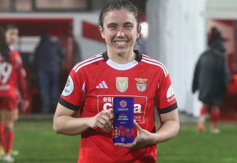 a Pauleta a sorrir com um troféu na mão