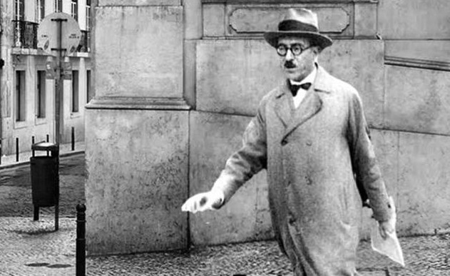 famosa imagem de pessoa a caminhar com pressa