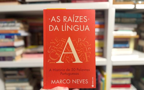 capa do livro segurada por mão anónima