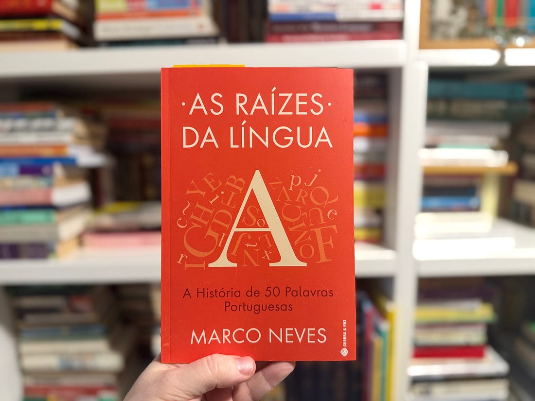capa do livro segurada por mão anónima