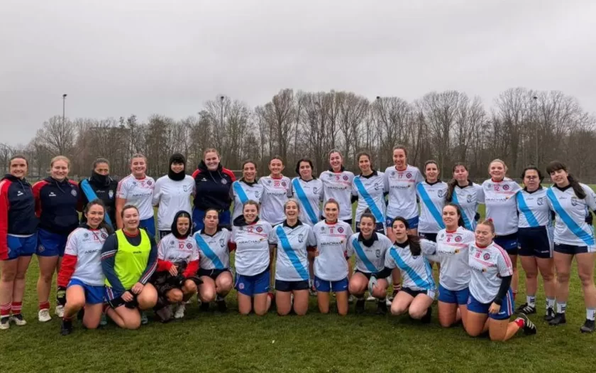 imagem da equipa e treinadoras ao completo