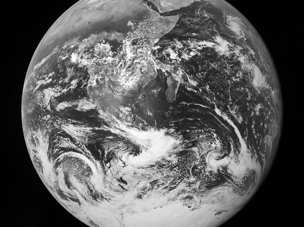 bola do mundo no espaço a preto e branco