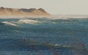 fotograma do filme com surfistas no meio do mar