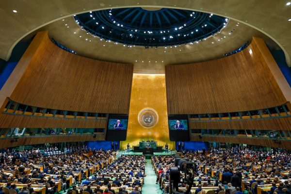 Imagem da assembleia da ONU com Lula a ser reproduzido em dois ecrãs enquanto está a falar