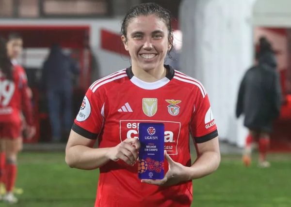 a Pauleta a sorrir com um troféu na mão
